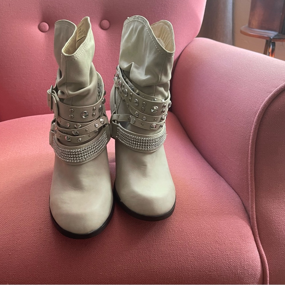 Daisy Fuentes women's 8.5 ankle boots in light tan. Never worn, smoke free home.